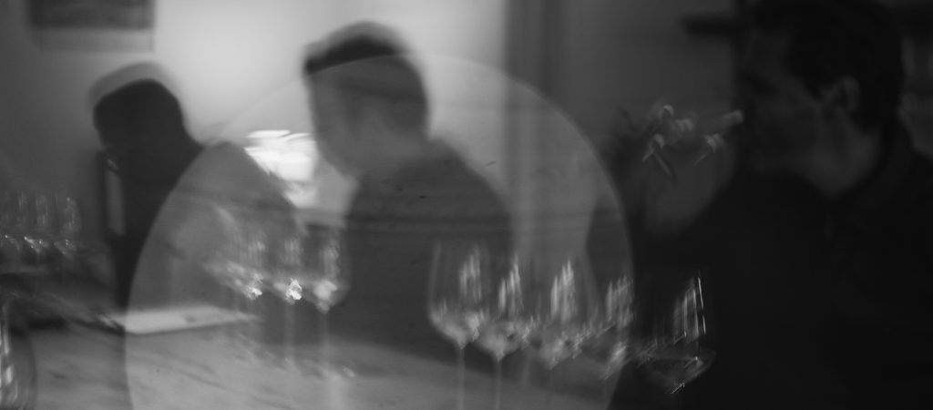 Scène de dégustation de Champagne Jacquesson autour d’une table, avec plusieurs verres alignés