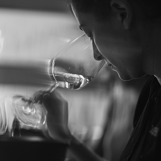 Dégustation d’un verre de vin chez Champagne Jacquesson